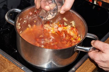 Domates, soğan, kırmızı biber erişte, sarımsak ve peynir hazırlanan ratatouille