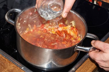 Domates, soğan, kırmızı biber erişte, sarımsak ve peynir hazırlanan ratatouille