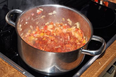 Domates, soğan, kırmızı biber erişte, sarımsak ve peynir hazırlanan ratatouille