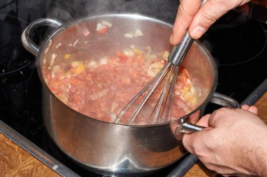 Domates, soğan, kırmızı biber erişte, sarımsak ve peynir hazırlanan ratatouille