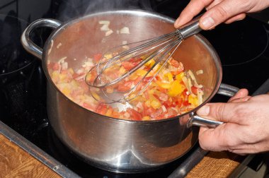 Domates, soğan, kırmızı biber erişte, sarımsak ve peynir hazırlanan ratatouille