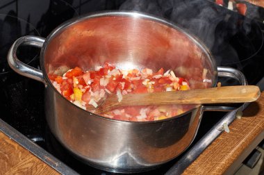 Domates, soğan, kırmızı biber erişte, sarımsak ve peynir hazırlanan ratatouille