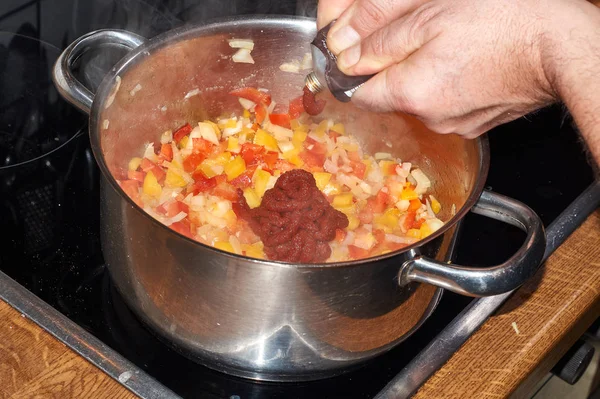 Domates, soğan, kırmızı biber erişte, sarımsak ve peynir hazırlanan ratatouille