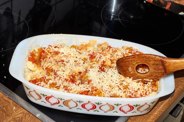 Kasserolle Mit Ratatouille Füllung Bestehend Aus Tomaten Zwiebeln Paprika Nudeln — Stockfoto