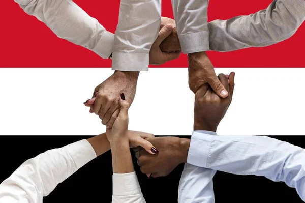 Флаг Йемена Межкультурная Группа Молодых Людей — стоковое фото
