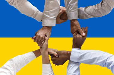Ukrayna bayrağı, çok kültürlü gençlerden oluşan bir grubun kesişmesi