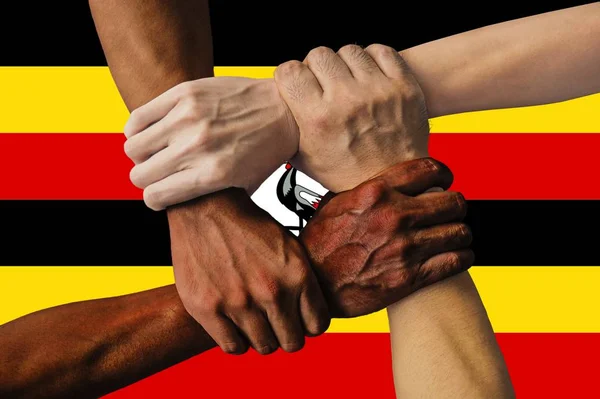 Bandiera uganda, integrazione di un gruppo multiculturale di giovani — Foto Stock