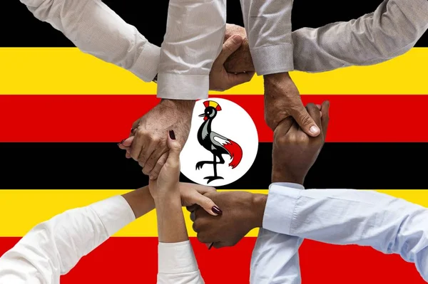 Bandiera uganda, integrazione di un gruppo multiculturale di giovani — Foto Stock