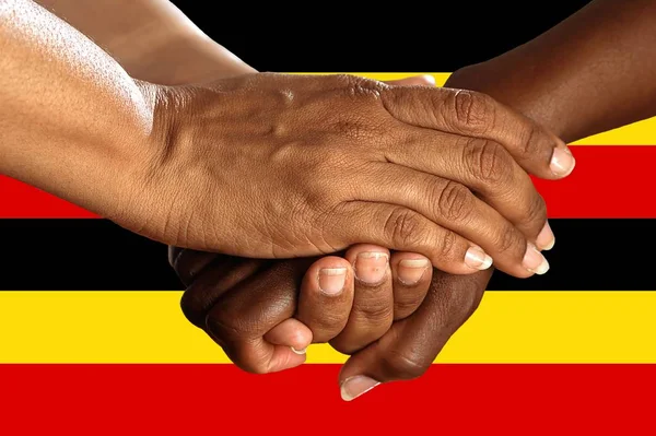 Uganda zászló, fiatalok multikulturális csoportjának intergrációja — Stock Fotó