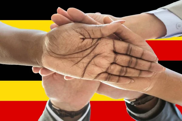 Uganda zászló, fiatalok multikulturális csoportjának intergrációja — Stock Fotó