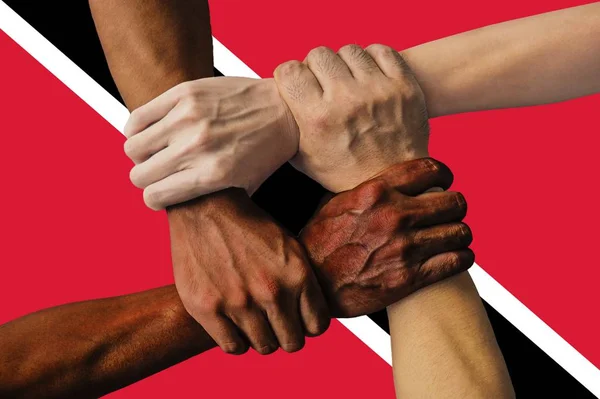 Trinidad ve Tobago bayrağı, çok kültürlü bir grup gencin kesişmesi — Stok fotoğraf