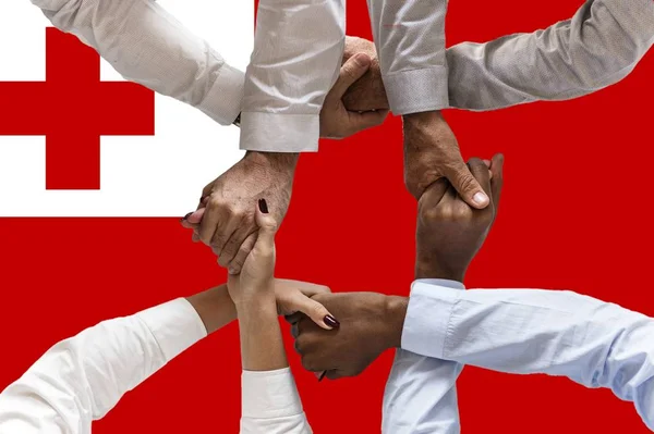 Tonga Flagge Integration Einer Multikulturellen Gruppe Junger Menschen — Stockfoto