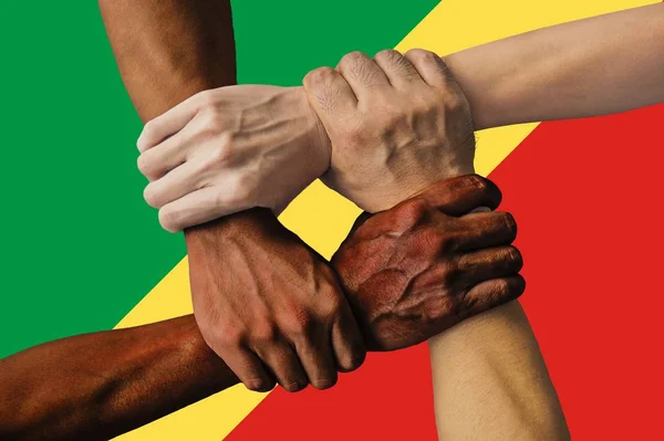コンゴの旗 若い人の多文化のグループの統合 — ストック写真