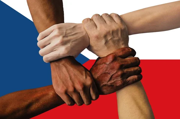 Flagge der Tschechischen Republik, Integration einer multikulturellen Gruppe junger Menschen — Stockfoto