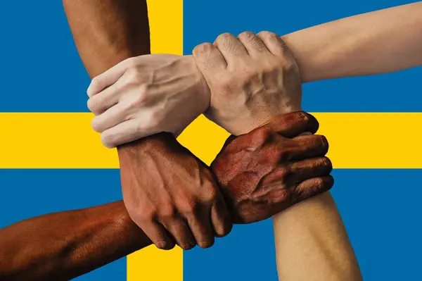 瑞典国旗，多文化青年群体的融合 — 图库照片