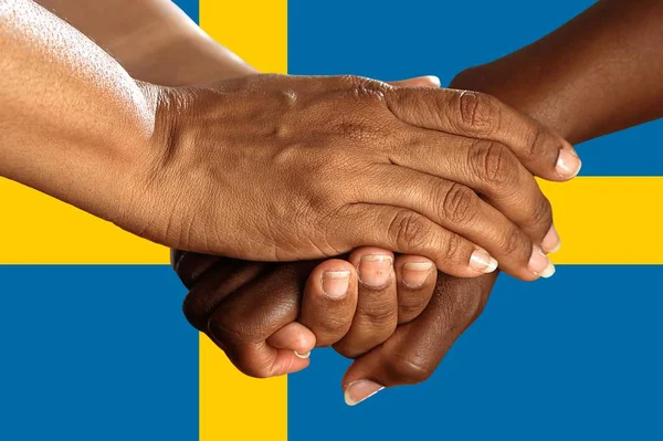 スウェーデンの国旗、多文化の若者のグループの統合 — ストック写真