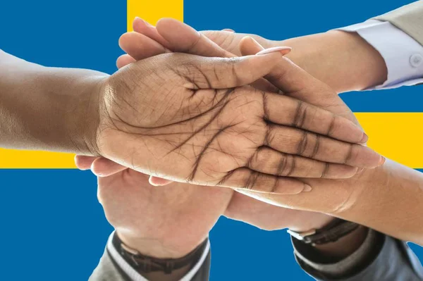 Zweden vlag, intergratie van een multiculturele groep jongeren — Stockfoto