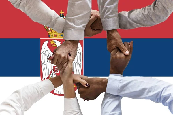 Прапор Сербії, інтеграція багатокультурної група молодих людей — стокове фото
