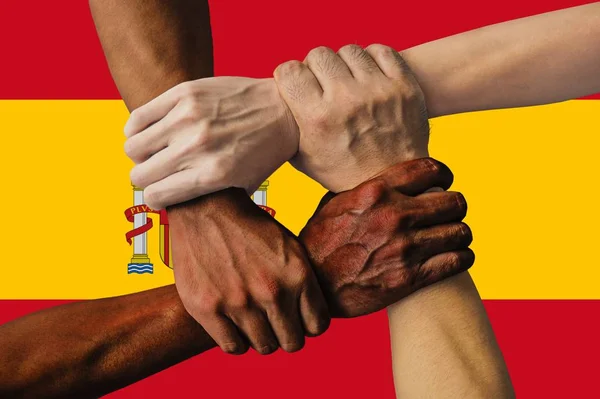 Прапор Іспанії, взаємодія мультикультурної групи молодих людей — стокове фото