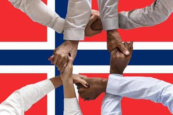 Bandeira Noruega Integração Grupo Multicultural Jovens — Fotografia de Stock