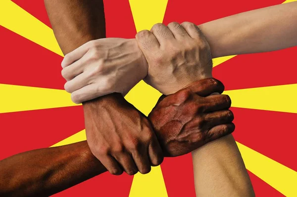 マケドニア国旗 若い人の多文化のグループの統合 — ストック写真