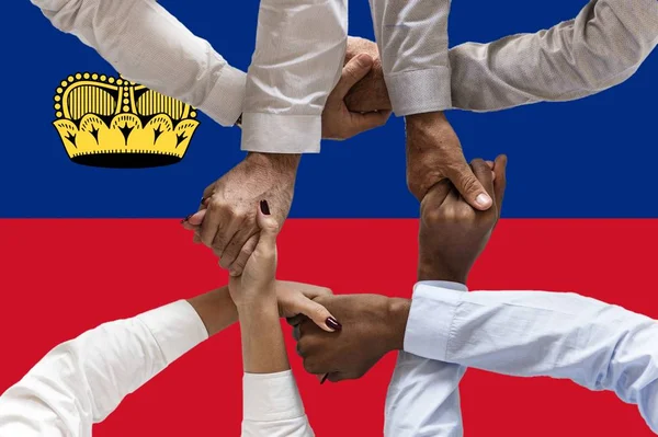 Флаг Лихтенштейна Межкультурная Группа Молодых Людей — стоковое фото