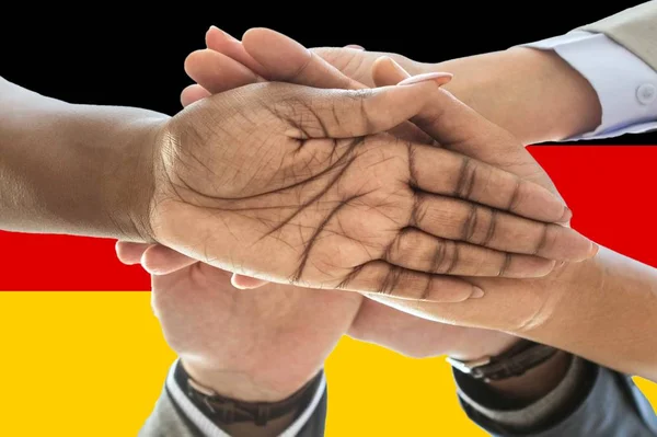 ドイツの国旗 多文化の若者のグループの統合 — ストック写真