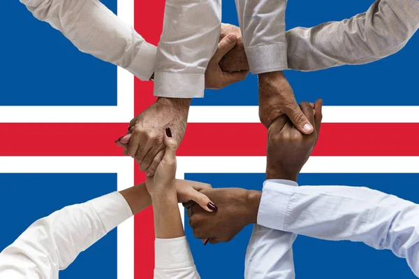 アイスランドの国旗 多文化の若者のグループの統合 — ストック写真