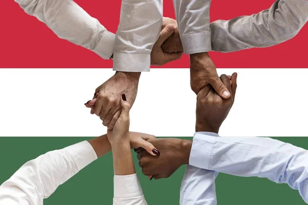 Угорський Прапор Інтерграція Багатокультурної Групи Молодих Людей — стокове фото