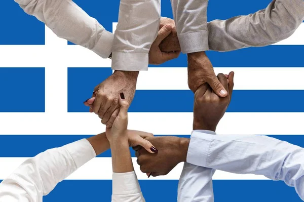 ギリシャの旗 若者の多文化グループの統合 — ストック写真