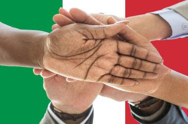 İrlanda bayrağı, çok kültürlü gençlerden oluşan bir grubun kesişmesi.