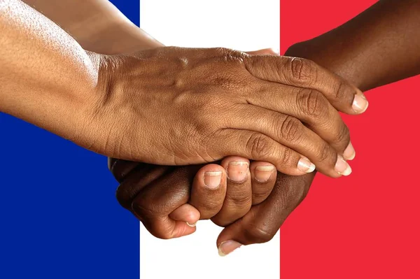 フランスの国旗 多文化の若者のグループの統合 — ストック写真