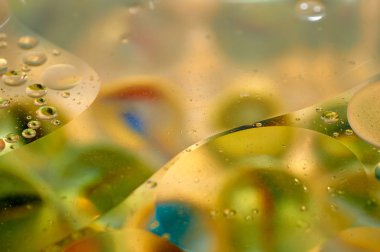 su soyut renkli kayan, sarı petrol düştü