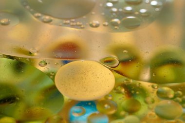 su soyut renkli kayan, sarı petrol düştü