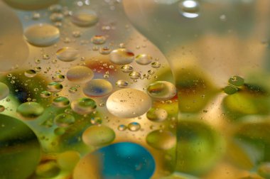 su soyut renkli kayan, sarı petrol düştü