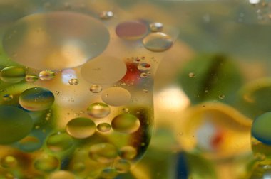 su soyut renkli kayan, sarı petrol düştü