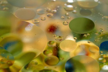 su soyut renkli kayan, sarı petrol düştü