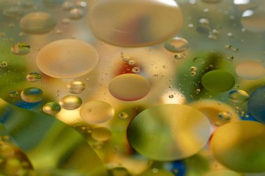 su soyut renkli kayan, sarı petrol düştü