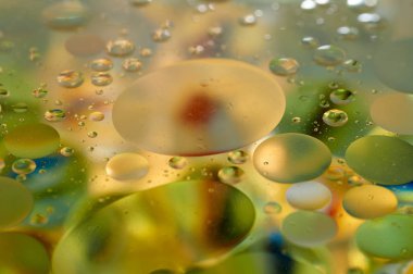 su soyut renkli kayan, sarı petrol düştü