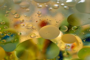 su soyut renkli kayan, sarı petrol düştü