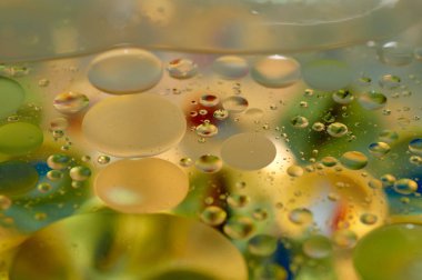 su soyut renkli kayan, sarı petrol düştü