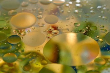 su soyut renkli kayan, sarı petrol düştü