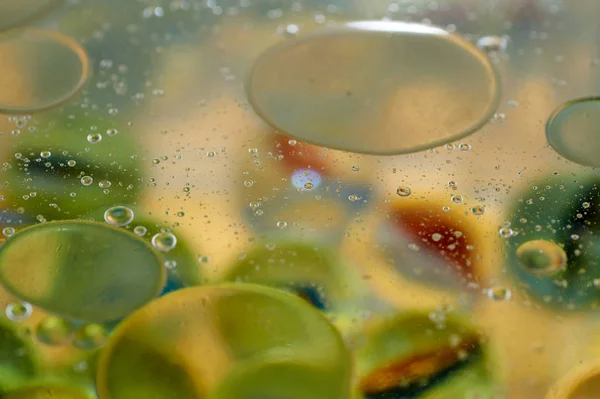 Плаваючи Воді Абстрактні Барвисті Жовті Краплі Олії — стокове фото