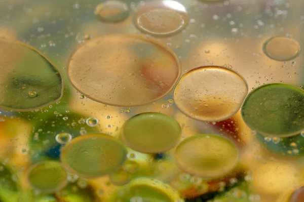 Плаваючи Воді Абстрактні Барвисті Жовті Краплі Олії — стокове фото