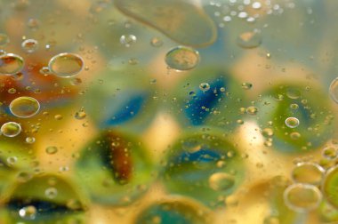 su soyut renkli kayan, sarı petrol düştü