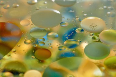 su soyut renkli kayan, sarı petrol düştü