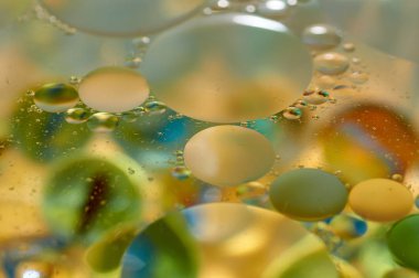 su soyut renkli kayan, sarı petrol düştü