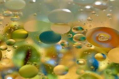 su soyut renkli kayan, sarı petrol düştü