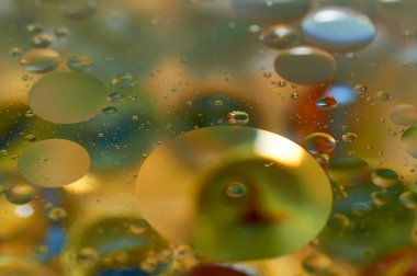 su soyut renkli kayan, sarı petrol düştü