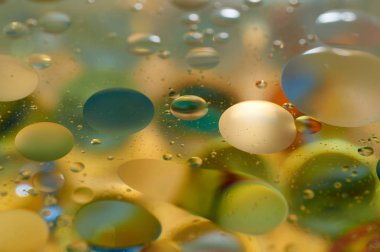 su soyut renkli kayan, sarı petrol düştü